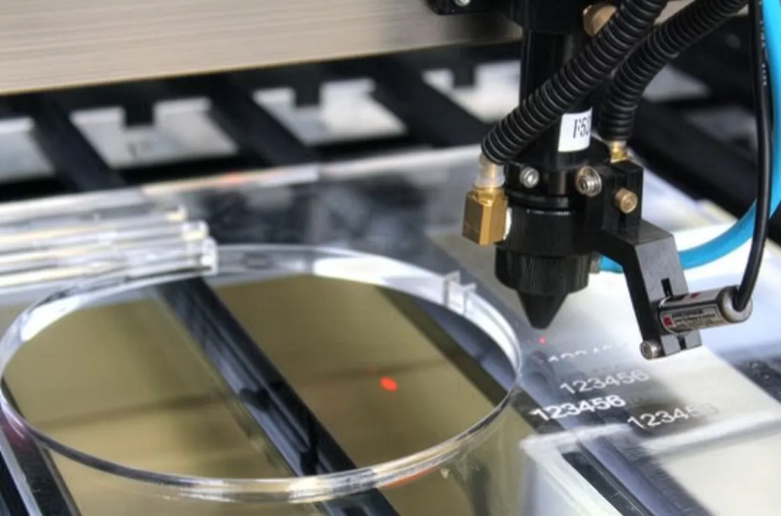 Cắt mica theo yêu cầu