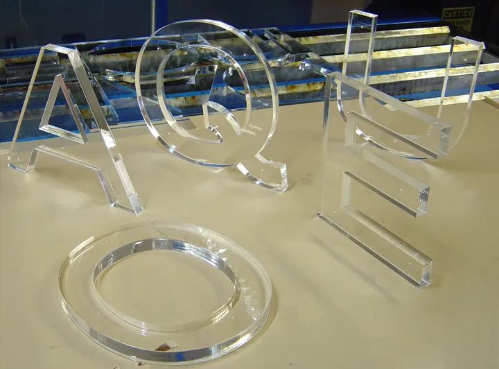 Cắt mica theo yêu cầu